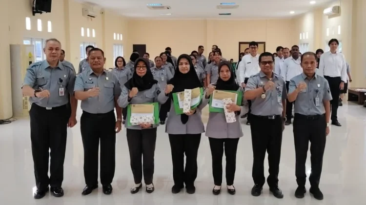 Kanwil Kemenkum Papua Barat Anugerahkan Pegawai Teladan 2026