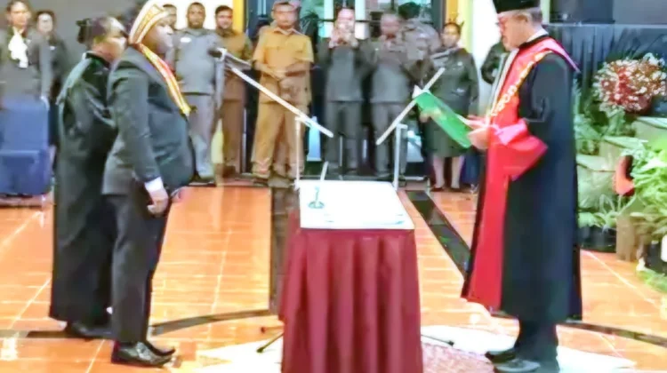 Frids Bernard Indow resmi dilantik sebagai Wakil Ketua III DPR Papua Barat