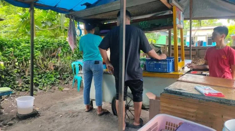 Berkah Ramadan, Omzet Penjual Es Kelapa Muda Meningkat