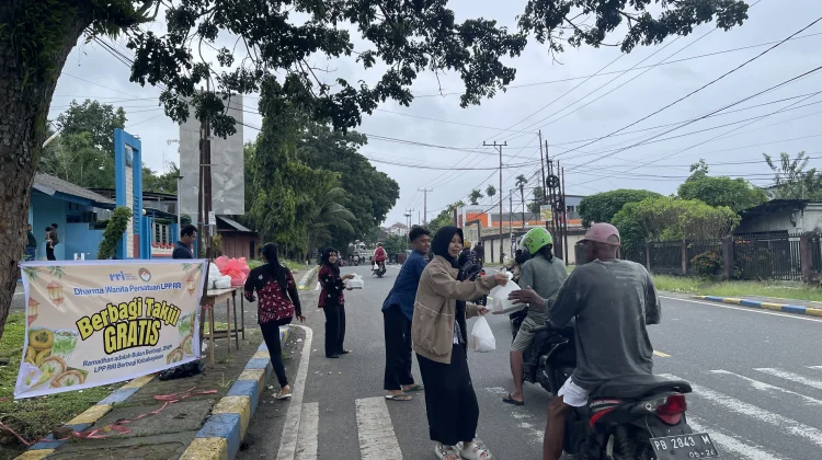 DWP RRI Manokwari Gelar Aksi Sosial Berbagi Takjil Gratis