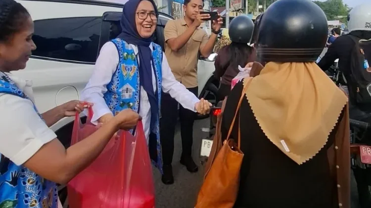 BKOW Papua Barat Bagikan 2.000 Paket Takjil Ramadan