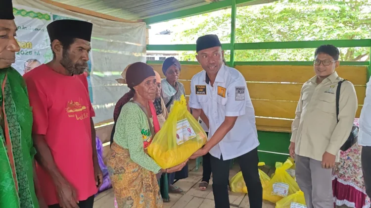 HIPMI Papua Barat Bagikan Sembako Gratis