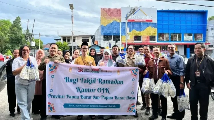 OJK Papua Barat Berbagi Takjil dan Edukasi Keuangan pada Bulan Ramadan