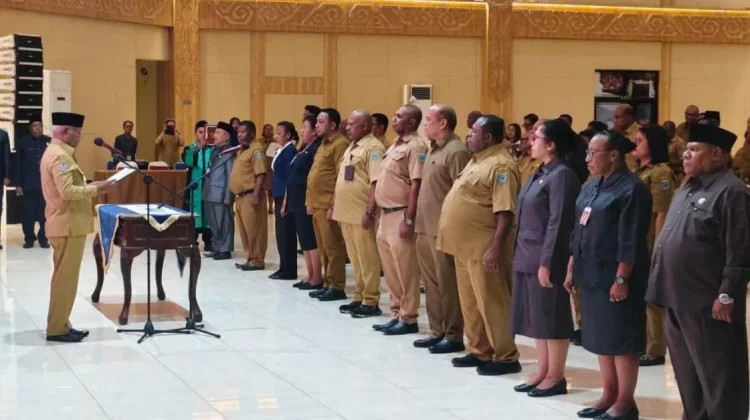 Gubernur Dominggus Mandacan Lantik 33 Pejabat Pemprov Papua Barat