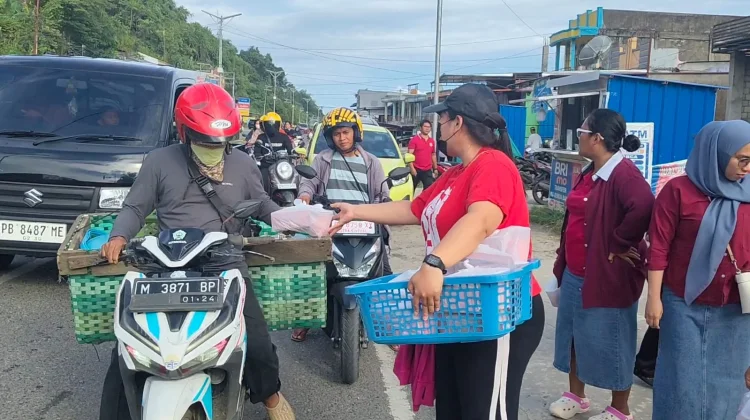 Perawat Teluk Bintuni Berbagi Takjil dan Buka Bersama