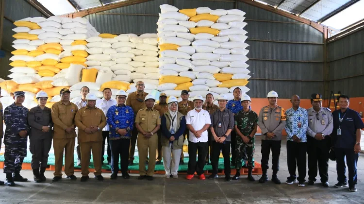 Kapolda Papua Barat Dampingi Gubernur Pantau Mudik Lebaran