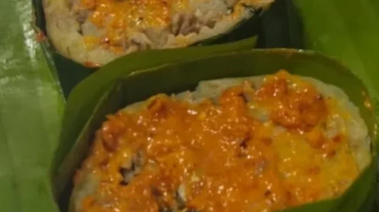 Sushi pisang isi ikan suwir