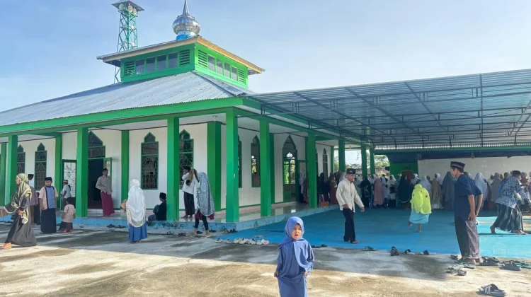 Masjid Nurul Falah II Sumber Boga Salurkan Zakat Fitrah