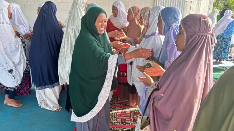 Tradisi Salaman usai Sholat Idulfitri di Masni