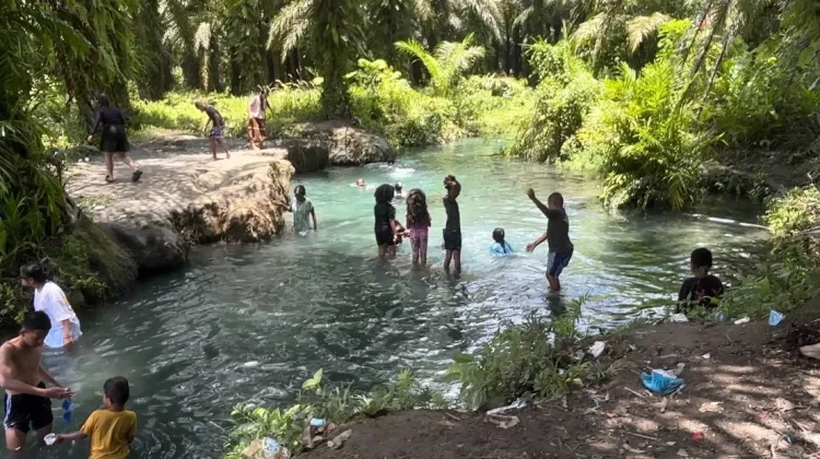 Wisata Kali Biru di Tengah Kebun Sawit Manokwari