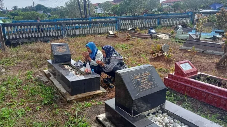 Ziarah Makam jelang Idulfitri, Tradisi Doa dan Rindu yang Terjaga