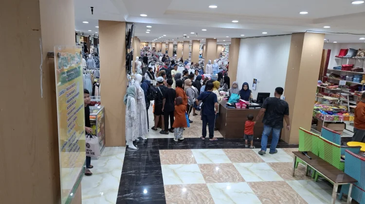Menjelang Idul Fitri, Penjualan Busana Muslim di Toko Busana Meningkat