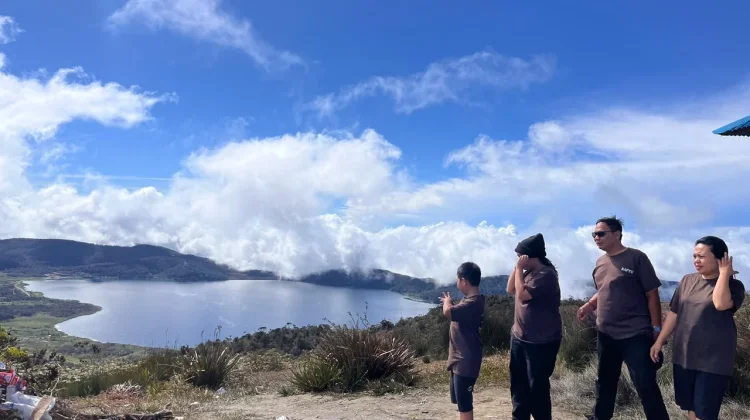 Warga Manokwari Manfaatkan Libur Lebaran dengan Berwisata ke Puncak Kobrey
