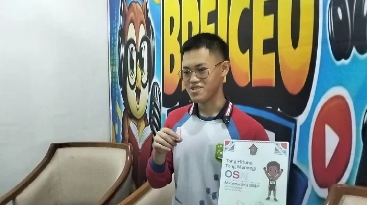 Siswa SMPN 2 Manokwari Tulis Buku Matematika Inspiratif