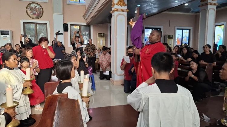 Ratusan Umat Ikuti Ibadah Jumat Agung di Gereja Katolik Imanuel Sanggeng