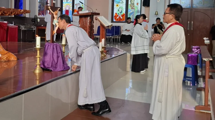 Makna Cium Salib dalam Ibadah Jumat Agung, Umat Diajak Menghayati Pengorbanan