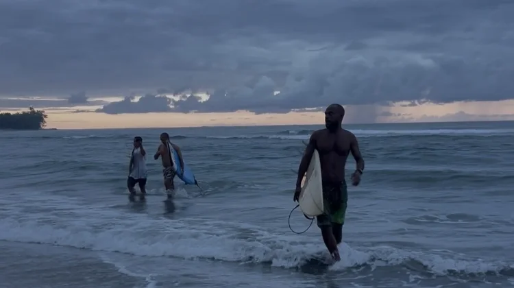 Surfing Amban Manokwari Potensial Tarik Wisatawan Mancanegara