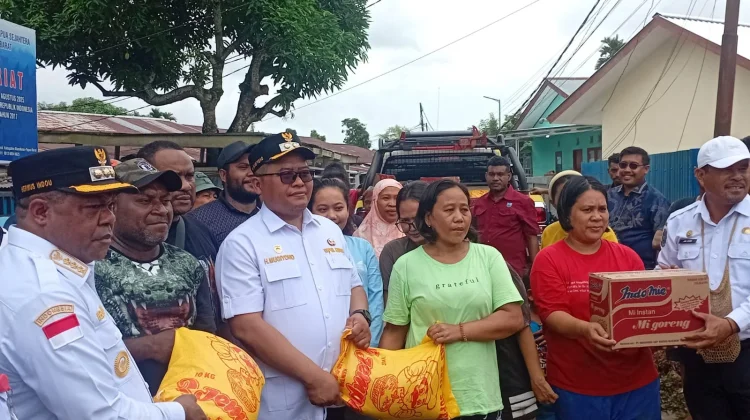 Bupati Hermus Indou Serahkan Bantuan untuk Korban Banjir Kali Wosi