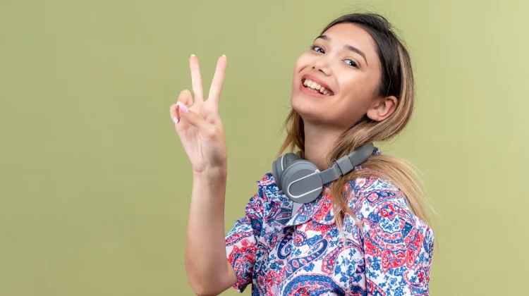 Alasan di Balik Fenomena Pose "Peace" yang Tak Pernah Mati