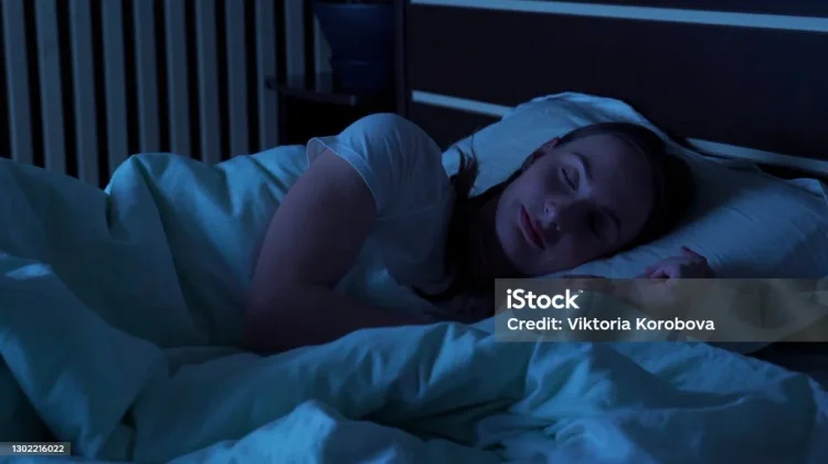 Manfaat Tidur dengan Lampu Dimatikan