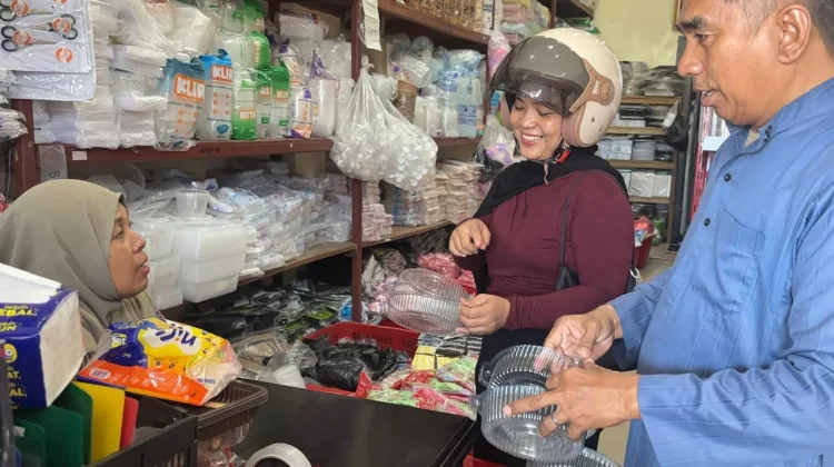 Harga Plastik Naik Tajam, Pedagang Bintuni Kelimpungan Modal