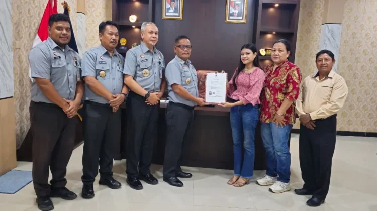Kanwil Kemenkum Papua Barat Serahkan SK WNI kepada ABG