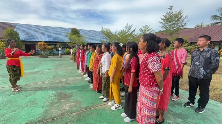 Semangat Kartini Hidup di SMN 1 Manimeri