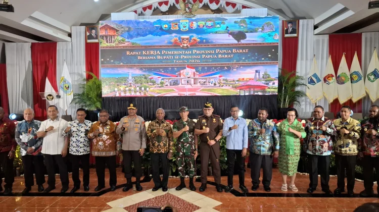Gubernur Papua Barat Tekankan Pemerataan Pembangunan saat Buka Raker Bupati
