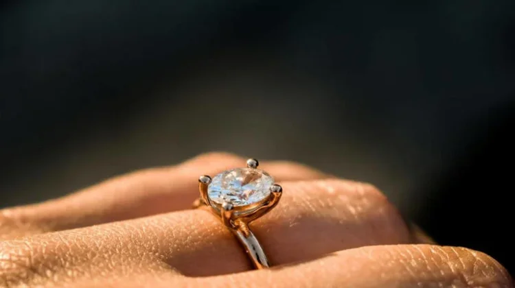 Arti cincin di Jari Tengah Kiri Perempuan
