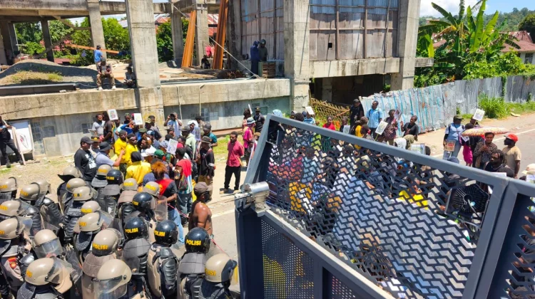 Polda Papua Barat Layani Aksi Mahasiswa Humanis