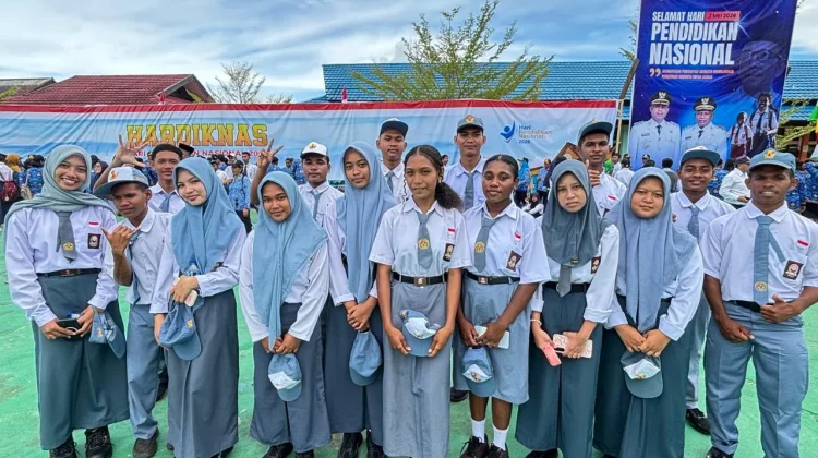Siswa Teluk Bintuni Keluhkan Sekolah Numpang dan MBG Tertunda
