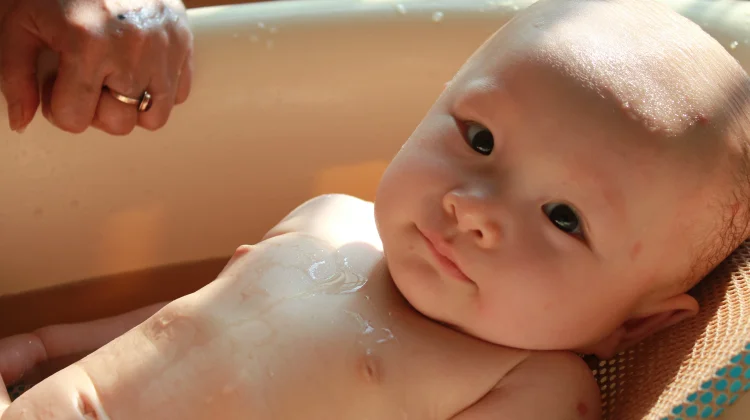 Waktu yang tepat memandikan bayi di sore hari
