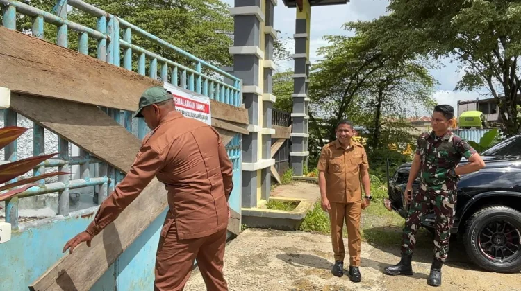 Bupati Bintuni Buka Palang Kantor Perpustakaan setelah Dua Minggu