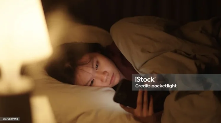 Bahaya Bermain HP Sambil Tidur Bagi Kesehatan