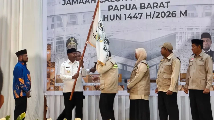 Gubernur Papua Barat Lepas 447 Jemaah Calon Haji