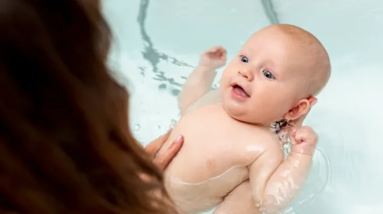 Manfaat Mandi Air Hangat untuk Newborn dan Bayi