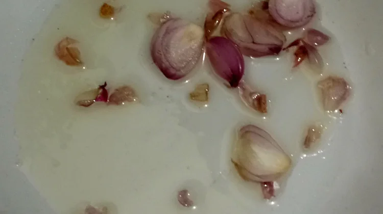 Khasiat Bawang Merah dan Minyak Kelapa Menurunkan Demam