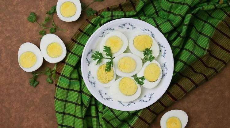 Telur rebus berwarna hijau apa aman dimakan?