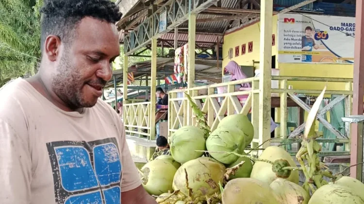 Segarnya Rezeki dari Gerobak Kelapa Muda