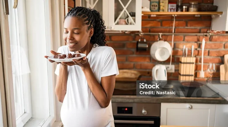 Alasan Ibu Hamil Sering Mengalami Ngidam Makanan
