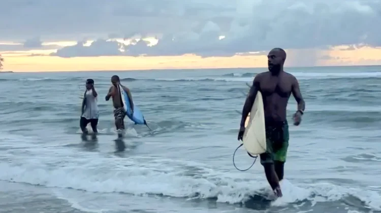 Sekda Pabar Dorong Pengembangan Surfing Pantai Amban Bertaraf Internasional