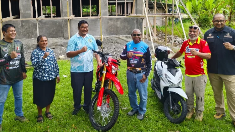 Gubernur Pabar Serahkan Motor Operasional untuk Pelayanan GKI Hatam Moile Meach