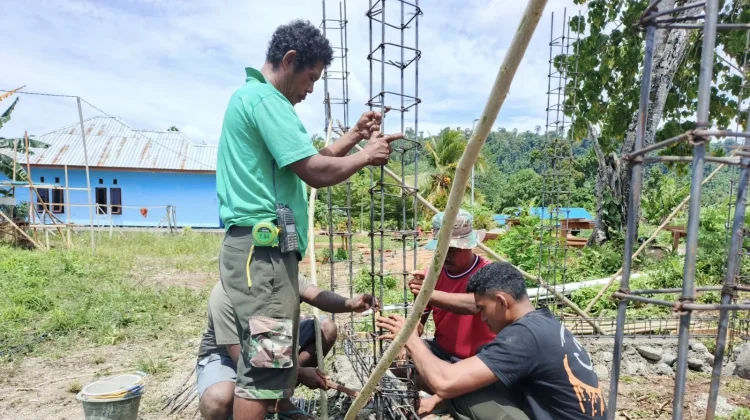 Satgas TMMD Pasang Rangka Beton Penampungan Air Bersih