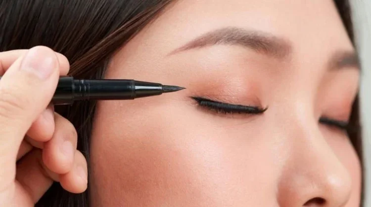 Cara memakai eyeliner yang mudah untuk pemula