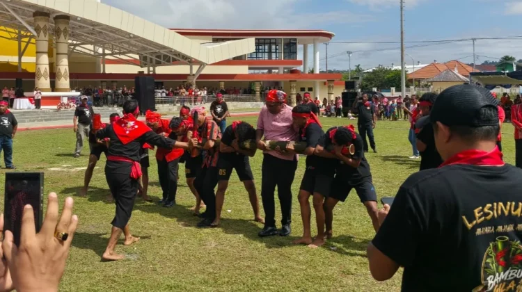 Atraksi Bambu Gila Pukau Warga di HUT Pattimura ke-209 di Manokwari