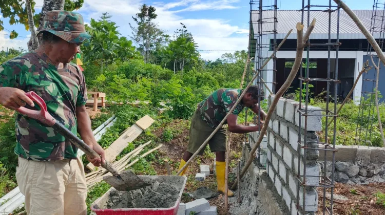 Satgas TMMD dan Warga Gotong Royong Bangun Bak Air Bersih di Kampung Tanah Rubu
