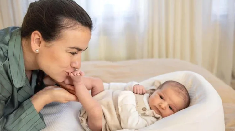 Cara bermain dengan bayi baru lahir untuk dukung tumbuh kembangnya