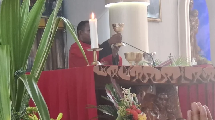 Pastor Philipus Ajak Umat Katolik Sanggeng Jadi Pembawa Damai Sesama