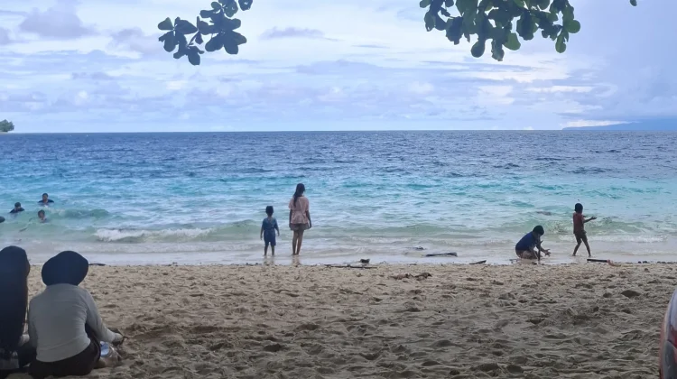 Pantai Pasir Putih Manokwari Ramai Dikunjungi Warga saat Akhir Pekan