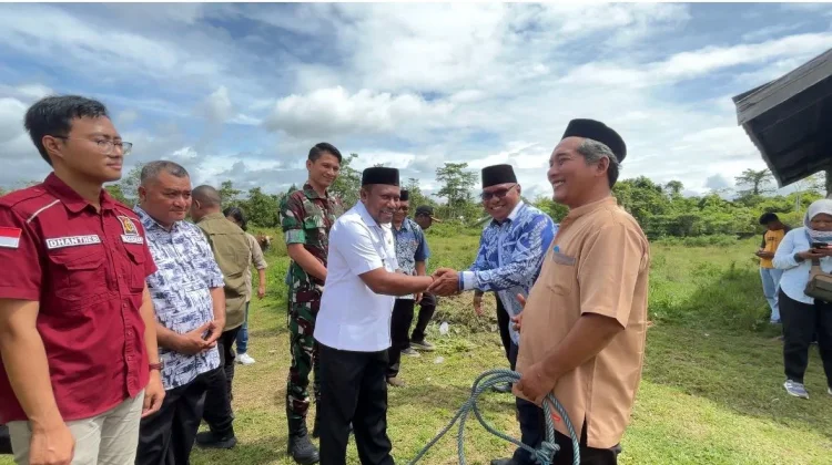 Warga Kampung Bumi Saniari Terima Sapi Bantuan Presiden